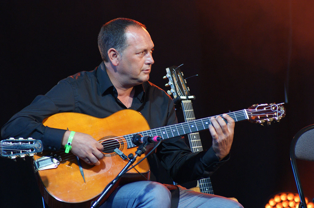 Stochelo Rosenberg playing his brand new Hahl Gitano de Luxe at the Django festival in Samois 2014 B